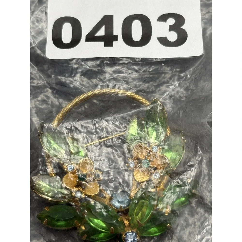 Vintage Green Crystal Rhinestone Gold Tone Flower Wreath Pin Brooch